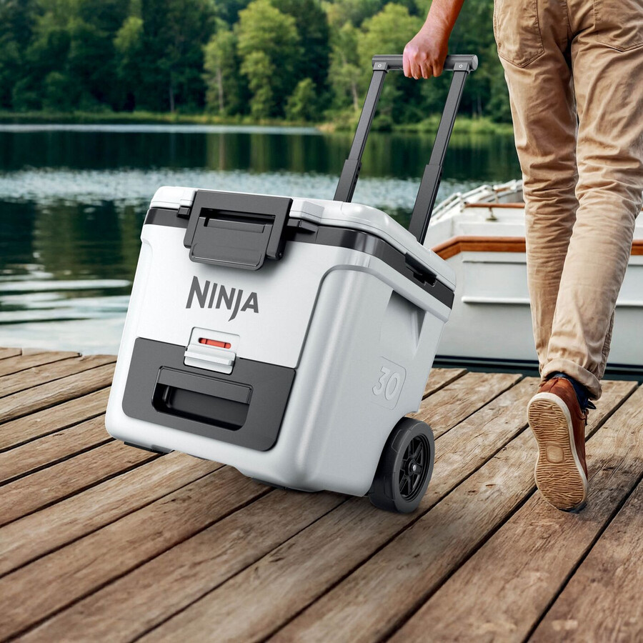 nevera portátil ninja frostvault de 30 cuartos28 litros con ruedas y zona seca color blanco nube fb230ukwh