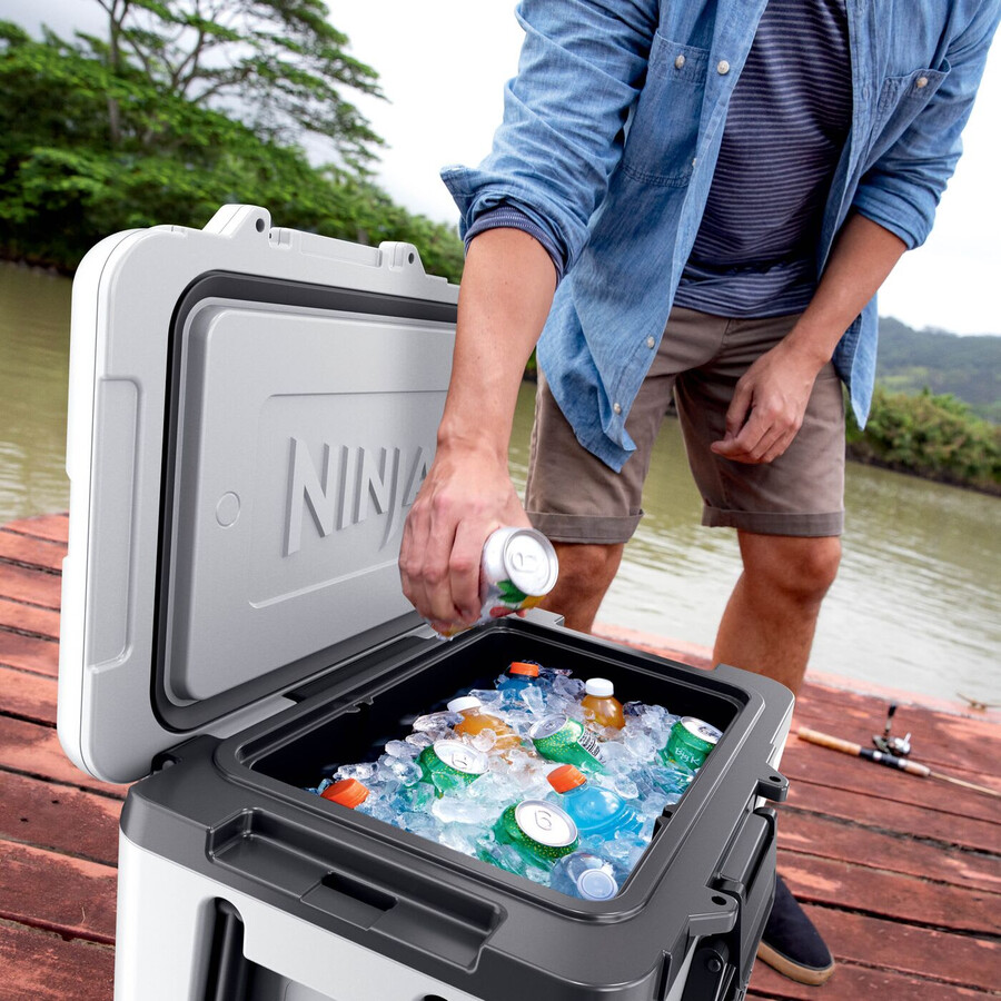 nevera portátil ninja frostvault de 45 cuartos42 litros con ruedas y zona seca color blanco nube fb245ukwh