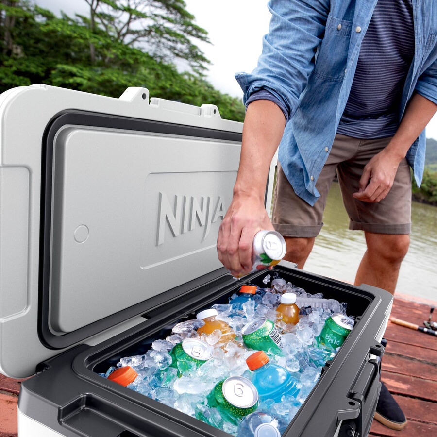 nevera portátil ninja frostvault de 65 cuartos61 litros con ruedas y zona seca color blanco nube fb265euukwh