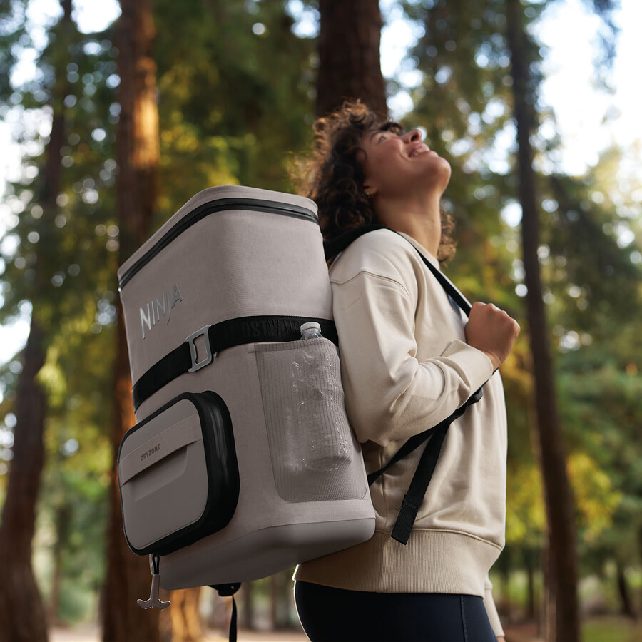 mochila térmica ninja frostvault go de 17 litros y 24 latas - beige abedul