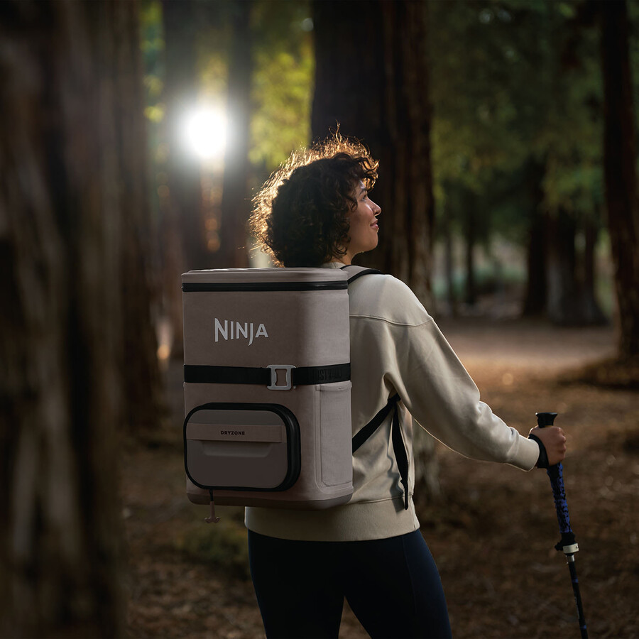 mochila térmica ninja frostvault go de 17 litros y 24 latas - beige abedul