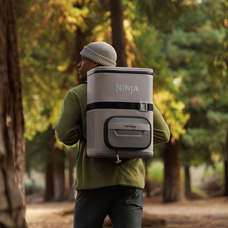 mochila térmica ninja frostvault go de 23 litros y 36 latas - beige abedul